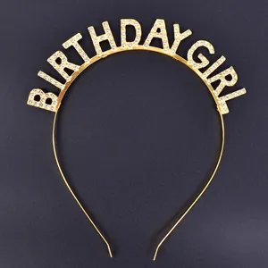 Vista dettagliata di un cerchietto dorato "BIRTHDAY GIRL" con strass scintillanti.