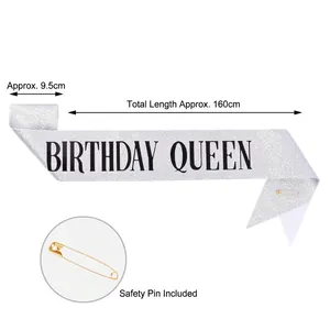 Detailmaße der silbernen Glitzer Birthday Queen Schärpe mit inklusive Sicherheitsnadel