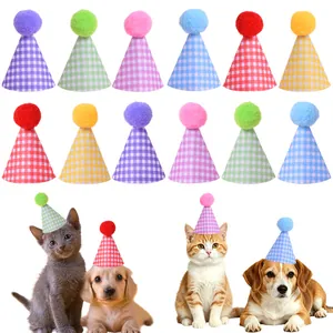 Chapeau de Fête d'Anniversaire pour Animaux de Compagnie à Carreaux Colorés Avec Pompon Chapeau à Cône Réglable pour Chats Chiens