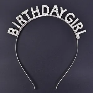 Dettaglio di alta qualità di un cerchietto 'BIRTHDAY GIRL' in metallo argento con strass.