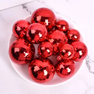 Vue de dessus de boules à facettes rouges de tailles variées pour une décoration de fête