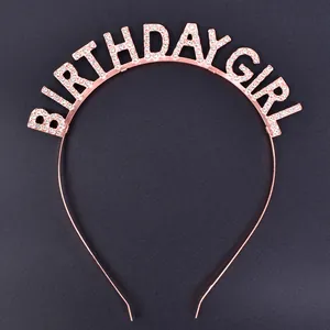 Dettaglio del cerchietto 'BIRTHDAY GIRL' in metallo oro rosa con strass