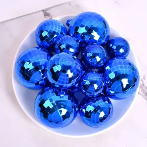 Détail de boules à facettes bleues de différentes tailles pour décoration de fête.