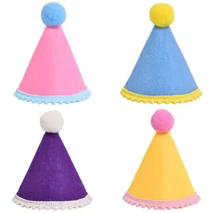 Set mit vier bunten Filz-Geburtstagshüten für Haustiere mit dekorativen Pompons für Hunde