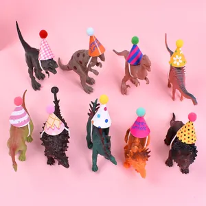 Detail van verschillende kleurrijke mini-feestmutsen voor kleine huisdieren en reptielen