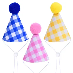Detalle de gorros de fiesta para mascotas a cuadros ajustables en azul, rosa y amarillo.