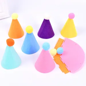 Vista dettagliata di 6 cappelli di compleanno in feltro per animali con pompon e parti.