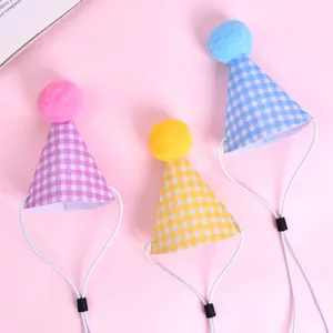 Trois chapeaux d'anniversaire pour animaux à carreaux colorés avec pompons et sangles réglables