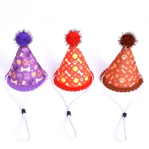 Trois chapeaux de fête pour animaux avec motifs pattes et os et sangles réglables.