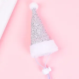 Détail du chapeau de Noël argenté à paillettes pour animaux avec sangle réglable