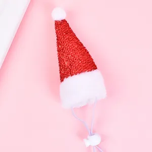 Gros plan d'un bonnet de Noël rouge brillant pour animaux avec cordon réglable