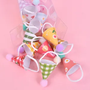 Set van 15 kleurrijke mini verjaardagshoedjes met pompons voor hagedissen