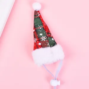 Vue détaillée d'un bonnet de Noël pour animaux à carreaux rouges et verts festifs