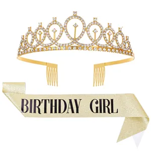 Détail du diadème d'anniversaire en strass dorés et de l'écharpe pailletée Birthday Girl