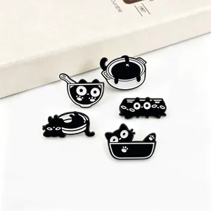 Set mit minimalistischen schwarzen Katzen-Emaille-Pins für Kleidung und Taschen