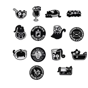 Set aus schwarzen Katzen-Emaille-Pins mit dunklen Buchclub-Themen für Kleidung und Taschen