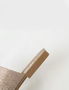 Vue détaillée macro du talon plat de 1,0 cm sur cette élégante sandale dorée pour femme