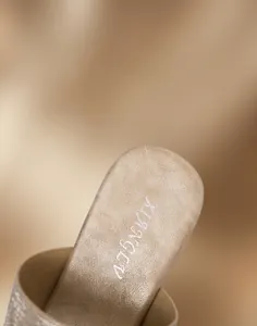 Détail de la semelle intérieure en cuir PU souple avec rembourrage latex confort
