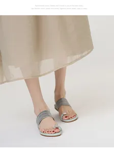 Vue détaillée des sandales plates confortables avec anneau de pied en strass pour femmes.
