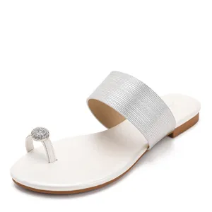 Sandales plates blanches pour femmes avec bride argentée et anneau d'orteil en strass.