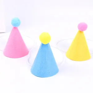 Tre cappellini colorati in feltro per compleanno animali con pompon ed elastico per cani