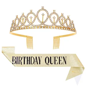 Détail élégant du diadème d'anniversaire doré et de l'écharpe Birthday Queen