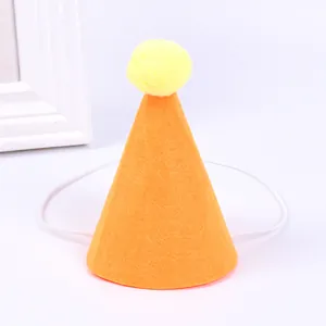 Primo piano di un cappellino da festa arancione per animali con pompon giallo