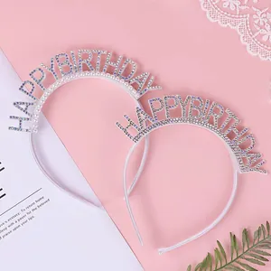 Dettaglio dei cerchietti Happy Birthday in strass con eleganti accenti di perle