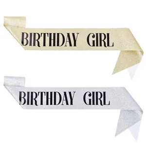 Detailansicht von goldenen und silbernen glitzernden Birthday Girl Schärpen für die Party