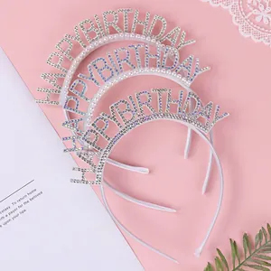 Dettaglio cerchietti Happy Birthday con strass e perle per feste di compleanno eleganti