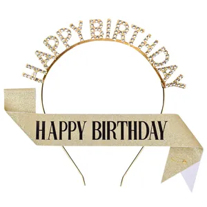 Detail van de gouden strass 'Happy Birthday' hoofdband en glitter verjaardagssjerp.