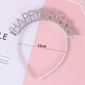 Primo piano del cerchietto Happy Birthday con strass iridescenti su sfondo rosa