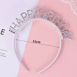 Primo piano dettagliato di un cerchietto Happy Birthday con strass e dimensioni