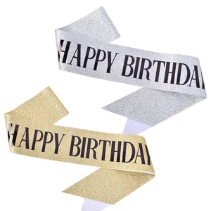 Gedetailleerd overzicht van glitter goud en zilveren Happy Birthday party sjerpen decoratie