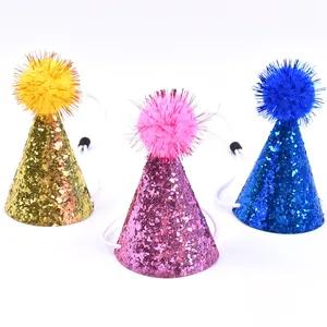 Juego de tres gorros de cumpleaños brillantes para mascotas con pompones de colores.