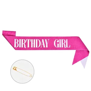 Detailansicht der rosa Glitzer-Schärpe Birthday Girl mit Maßen und Sicherheitsnadel