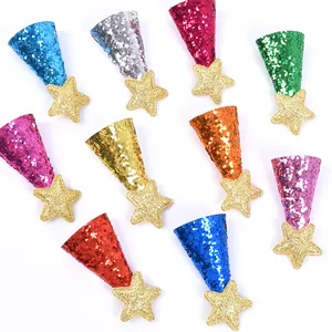 Nahaufnahme von zehn bunten Glitzer-Mini-Partyhüten mit Goldsternen für die Dekoration