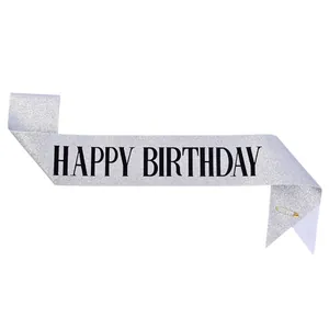 Detailweergave van zilveren glitter verjaardagssjerp met de tekst 'HAPPY BIRTHDAY'