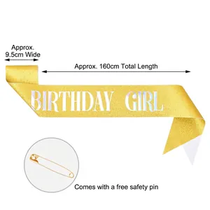 Detailansicht der goldenen Glitzer-Schärpe Birthday Girl mit Maßen und Sicherheitsnadel