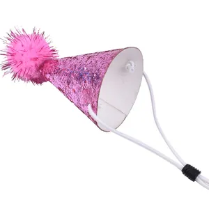 Detalle de primer plano de gorro de fiesta rosa brillante para mascotas