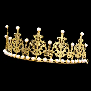 Primer plano de una corona dorada decorada con perlas blancas sobre un fondo negro