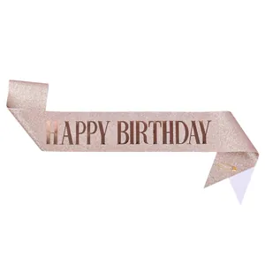 Macro-opname van de roségouden glitter sjerp met Happy Birthday-tekst