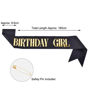 Detailansicht der schwarzen Glitzerschärpe Birthday Girl mit Maßen und Sicherheitsnadel