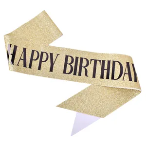 Gedetailleerd overzicht van een gouden glitter sjerp met zwarte Happy Birthday tekst