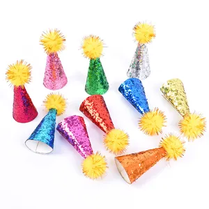 Detailansicht von zehn bunten Mini-Glitzer-Partyhüten mit flauschigen gelben Pompons
