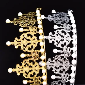 Vista detallada de coronas de perlas de oro y plata para pasteles y accesorios de novia.