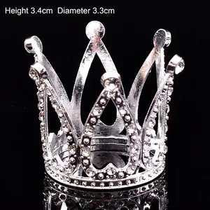 Gros plan détaillé d'une petite couronne en strass argentés pour gâteau, hauteur 3,4 cm