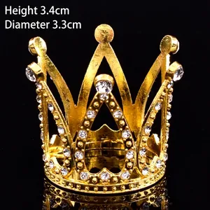 Gros plan détaillé d'une petite couronne en alliage doré avec des strass pour décoration
