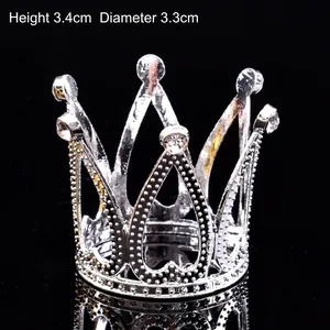 Vue détaillée d'une mini couronne argentée en forme de cœur avec des strass étincelants