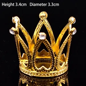 Vue détaillée de mini couronne dorée avec strass pour décoration de gâteaux et cheveux